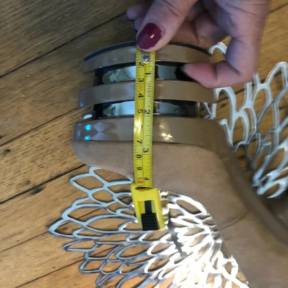 Sexy mile high platforms - Picture 7 of 9